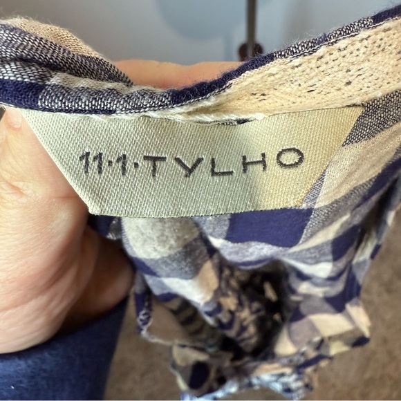 Navy and White Checkered Sleeveless Top - Picture 5 of 6